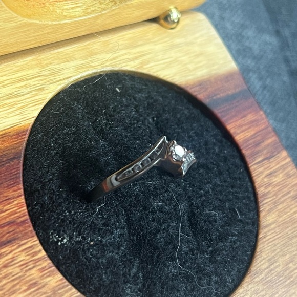 0.15 CT Ring. White Gold. Size 6.5 - Picture 2 of 4